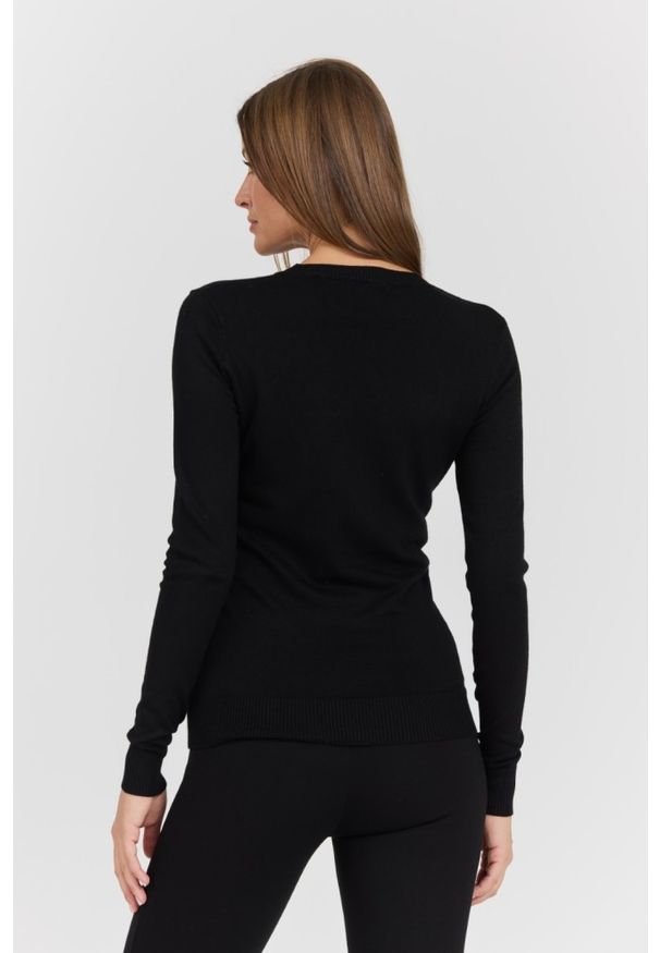 Guess - GUESS Czarny damski sweter Rylie Triangle Logo, Rozmiar M. Kolor: czarny. Materiał: poliester, wiskoza, elastan, materiał. Długość rękawa: długi rękaw. Długość: długie. Styl: klasyczny