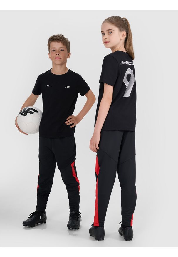 4f - 4F T-shirt regular z nadrukiem dziecięcy 4F JUNIOR x Robert Lewandowski - czarny 122 (6-7 lat). Kolor: czarny. Materiał: bawełna, materiał. Wzór: nadruk. Sezon: lato. Styl: sportowy, młodzieżowy