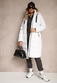 Renee - Biała Kurtka z Kapturem i Pikowanymi Przeszyciami Zdobiona Szerokimi Taśmami Etterisa. Okazja: na co dzień. Typ kołnierza: kaptur. Kolor: biały. Materiał: jeans. Wzór: aplikacja. Styl: casual
