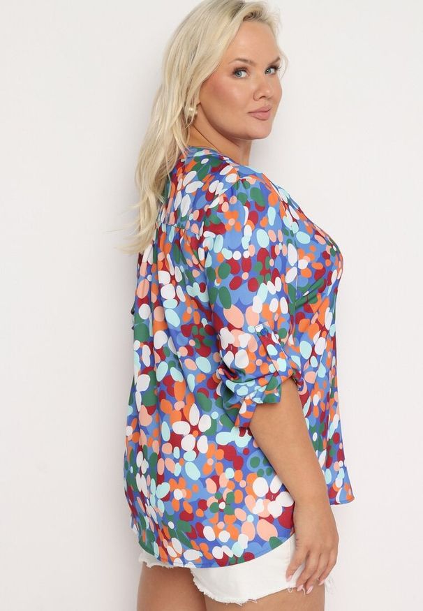 Born2be - Granatowo-Zielona Koszula w Akwarelowe Kwiatki z Dekoltem na Guziki Smexina. Kolor: niebieski. Wzór: kwiaty