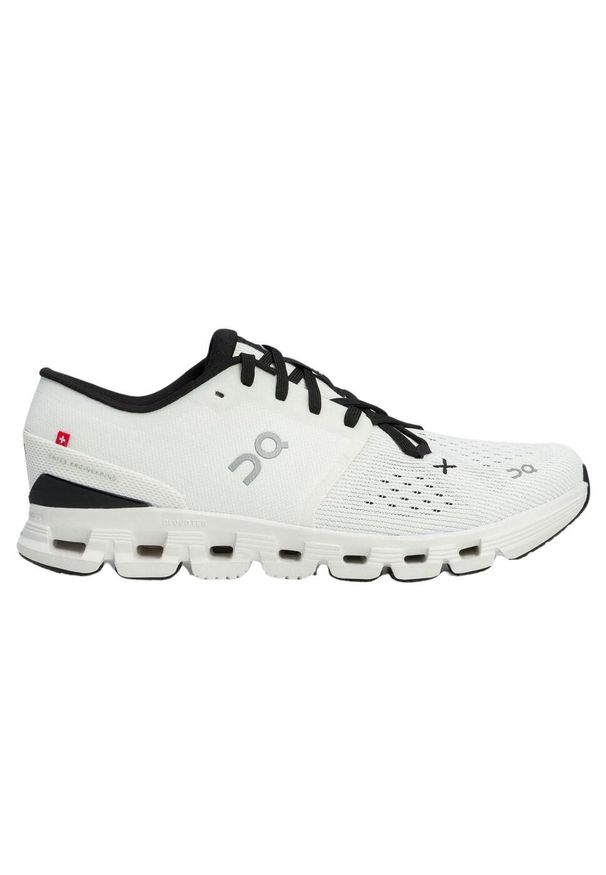 Buty do biegania damskie On Running Cloud X 4. Kolor: biały. Materiał: materiał, syntetyk, tkanina. Szerokość cholewki: normalna. Sport: bieganie
