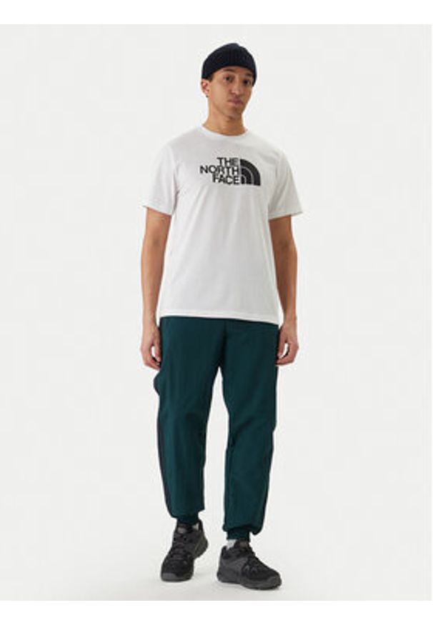The North Face T-Shirt Evolution Half Dome NF0A8B6J Biały Regular Fit. Kolor: biały. Materiał: syntetyk, bawełna