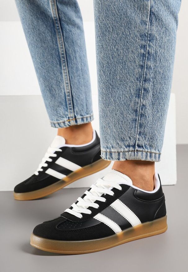 Renee - Czarne Sneakersy w Stylu Klasycznych Tenisówek Zdobione Przeszyciami Ivelfia. Okazja: na co dzień, na spacer. Kolor: czarny. Materiał: jeans. Wzór: aplikacja. Sport: turystyka piesza