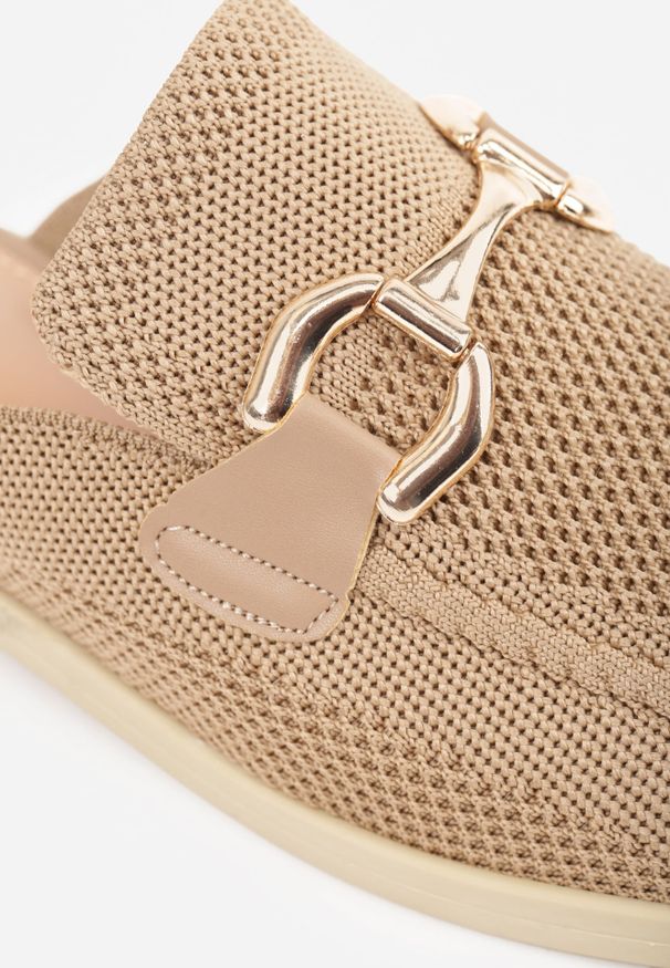 Renee - Ciemnobeżowe Klapki Mule Ozdobione Klamrą Peromela. Okazja: na co dzień. Kolor: beżowy. Materiał: dzianina. Wzór: aplikacja. Styl: elegancki, casual