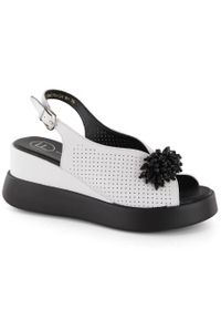 Skórzane sandały damskie na koturnie z koralikami białe Filippo DS6076. Kolor: biały. Materiał: skóra. Obcas: na koturnie