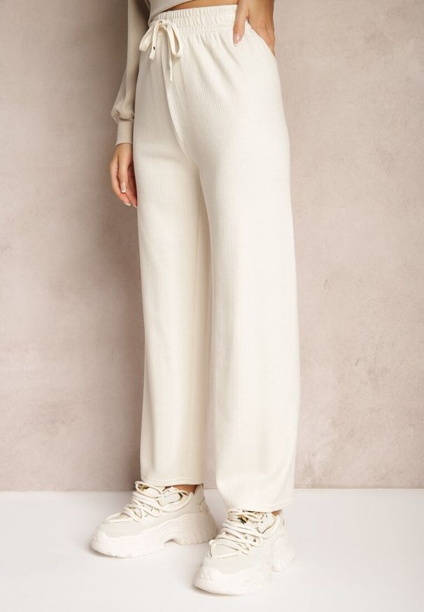 Renee - Beżowe Spodnie o Szerokim Kroju High Waist z Gumką w Pasie Mefinia. Okazja: na co dzień, na imprezę. Stan: podwyższony. Kolor: beżowy. Materiał: satyna. Styl: klasyczny, casual, elegancki, wizytowy