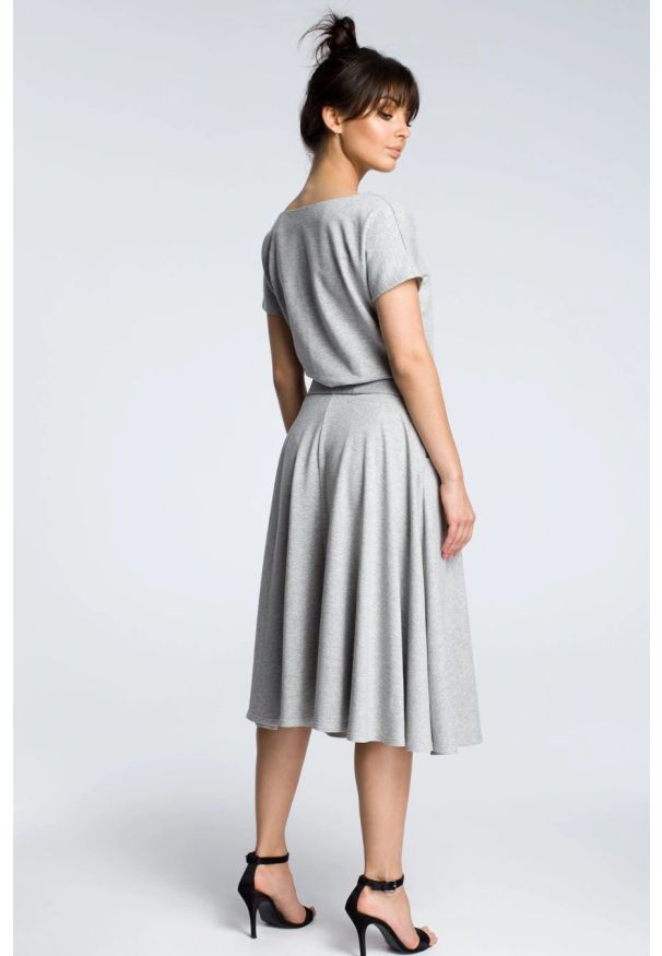 Sukienki.shop - Rozkloszowana sukienka midi z paskiem zbluzowana góra szara. Okazja: na co dzień. Kolor: szary. Materiał: bawełna, tkanina. Styl: casual. Długość: midi