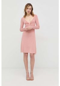 Guess sukienka kolor różowy mini rozkloszowana. Kolor: różowy. Materiał: materiał, dzianina. Długość rękawa: długi rękaw. Długość: mini #4