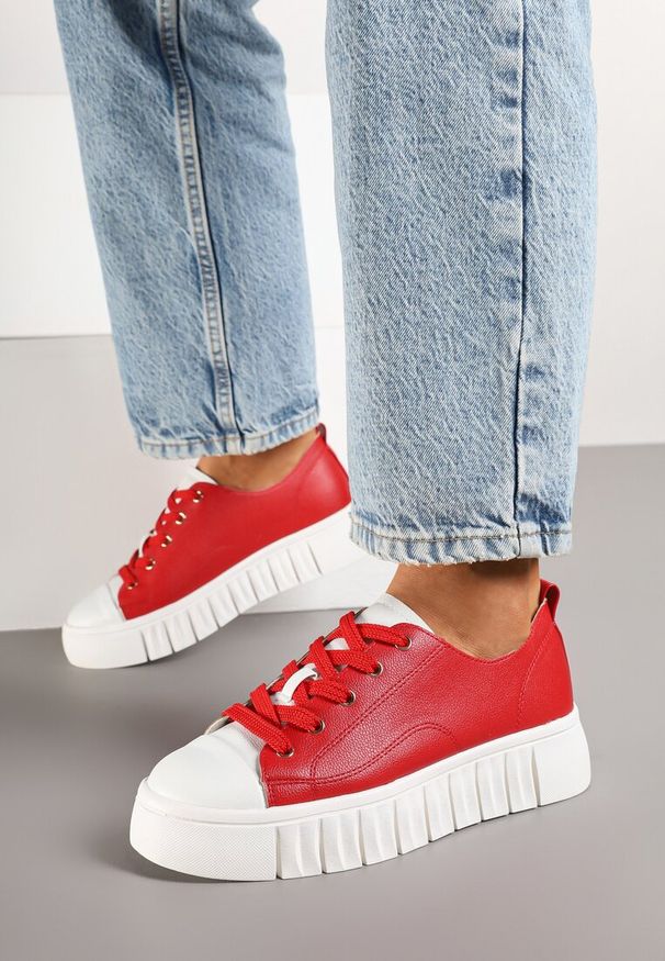 Renee - Czerwone Płaskie Sneakersy Vices ze Sznurowaniem Lorori. Okazja: na co dzień. Zapięcie: sznurówki. Kolor: czerwony. Materiał: jeans. Sezon: wiosna, lato