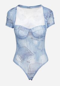 Born2be - Niebieskie Body z Usztywnionymi Miseczkami z Krótkim Rękawem i Ozdobnym Nadrukiem Imitującym Jeans Aradila. Okazja: na co dzień. Kolor: niebieski. Materiał: jeans. Długość rękawa: krótki rękaw. Długość: krótkie. Wzór: nadruk. Styl: casual, elegancki #4