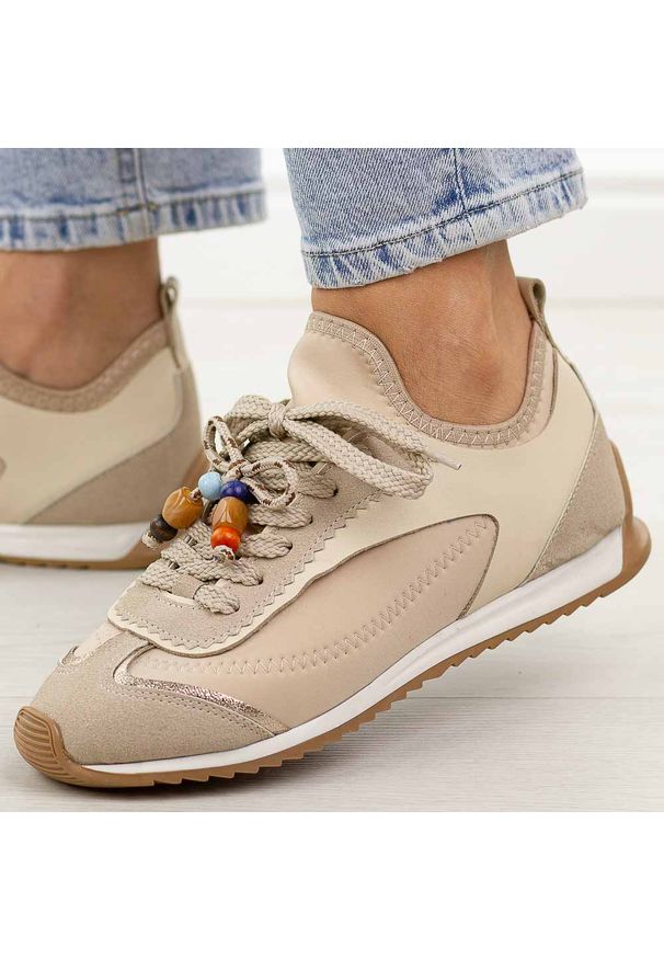 Beżowe półbuty damskie T.Sokolski 963. Okazja: na co dzień. Nosek buta: okrągły. Zapięcie: sznurówki. Kolor: brązowy. Szerokość cholewki: normalna. Wzór: aplikacja, kolorowy. Materiał: tkanina, zamsz, skóra. Sezon: wiosna, jesień, lato. Styl: casual, klasyczny