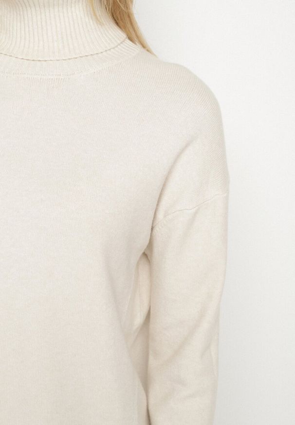 Born2be - Jasnobeżowy Golf z Domieszką Kaszmiru Ozdobiony Przeszyciami Avonella. Okazja: na co dzień. Typ kołnierza: golf. Kolor: beżowy. Materiał: kaszmir. Wzór: aplikacja. Styl: casual, klasyczny