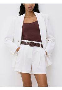 Reserved - Szorty z plecionym paskiem - biały. Kolor: biały. Materiał: wiskoza, tkanina