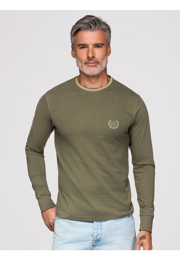 Ombre Clothing - Bawełniany męski longsleeve z dekoltem U w paski i haftem – oliwkowy V1 - Rozmiar: S. Kolor: oliwkowy. Materiał: bawełna. Długość rękawa: długi rękaw. Wzór: haft, paski. Styl: sportowy