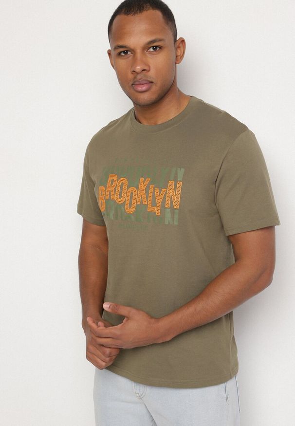 Born2be - Ciemnobeżowy T-shirt Bawełniany z Napisem Sunviera. Okazja: na co dzień. Kolor: beżowy. Materiał: bawełna. Wzór: napisy. Styl: casual