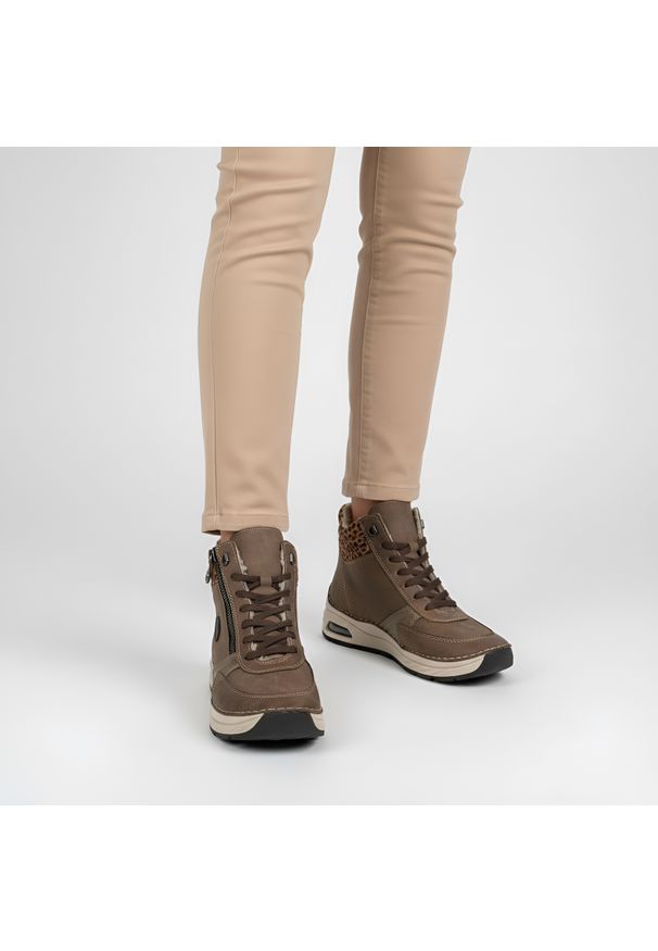 Brązowe Botki Rieker Solidne Ocieplane Buty Damskie. Okazja: na spacer, na co dzień. Zapięcie: sznurówki. Kolor: brązowy. Materiał: materiał, syntetyk. Wzór: motyw zwierzęcy. Sezon: zima, jesień. Styl: casual