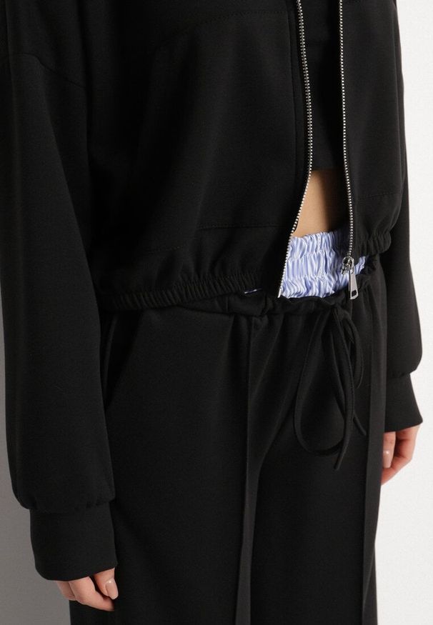 Born2be - Czarny Komplet Dresowy z Wiskozą Bluza z Kapturem i Szerokie Spodnie Lanriva. Kolor: czarny. Materiał: dresówka, wiskoza. Wzór: gładki