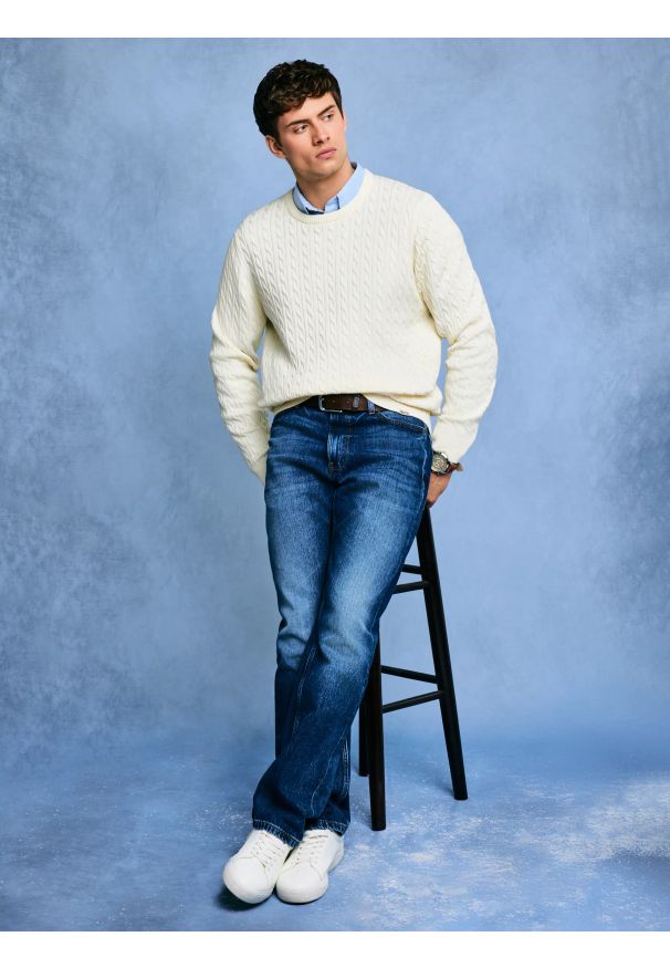 Big-Star - Sweter męski ze splotem warkoczowym i haftem kremowy Niser 100. Okazja: na co dzień. Kolor: biały. Materiał: dzianina, materiał, bawełna, jeans. Wzór: haft, ze splotem. Styl: casual, klasyczny