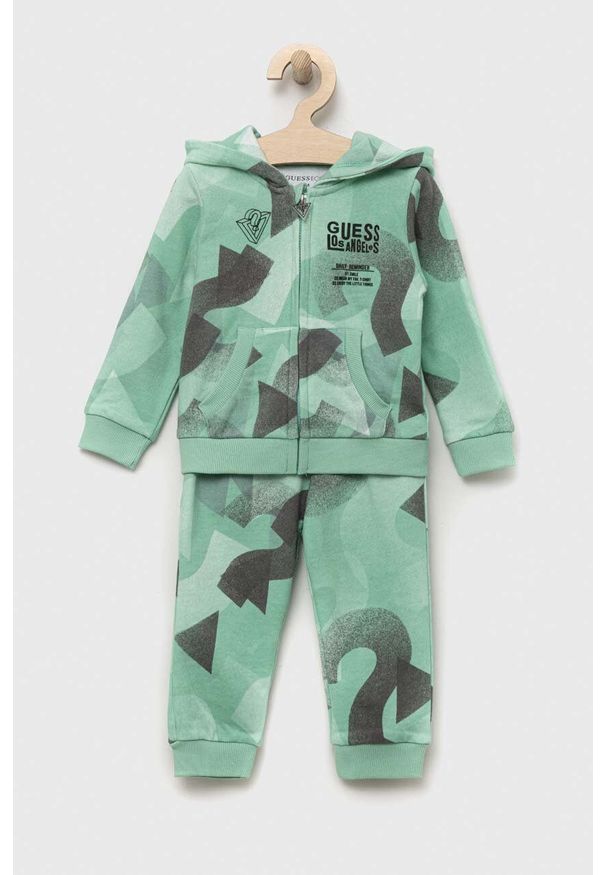 Guess dres bawełniany niemowlęcy kolor zielony. Okazja: na co dzień. Kolor: zielony. Materiał: bawełna, dresówka. Długość: długie. Styl: casual