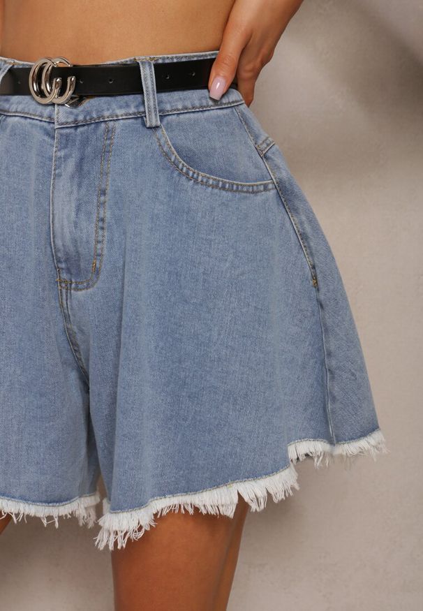 Renee - Granatowe Szorty Jeansowe o Luźnym Kroju z Paskiem z Klamrą Eleda. Stan: podwyższony. Kolor: niebieski. Materiał: jeans. Styl: klasyczny