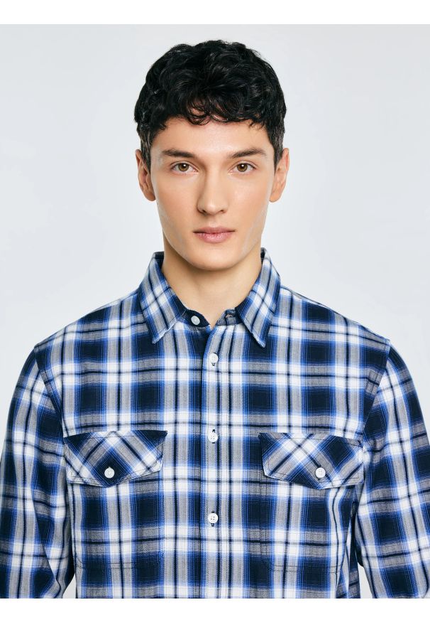 Big-Star - Koszula męska bawełniana w kratę niebieska Koliserson 401. Typ kołnierza: kołnierzyk klasyczny. Kolor: niebieski. Materiał: bawełna. Wzór: jodełka. Styl: klasyczny, elegancki
