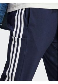 Adidas - adidas Spodnie dresowe Essentials IC0045 Granatowy Regular Fit. Kolor: niebieski. Materiał: bawełna #4