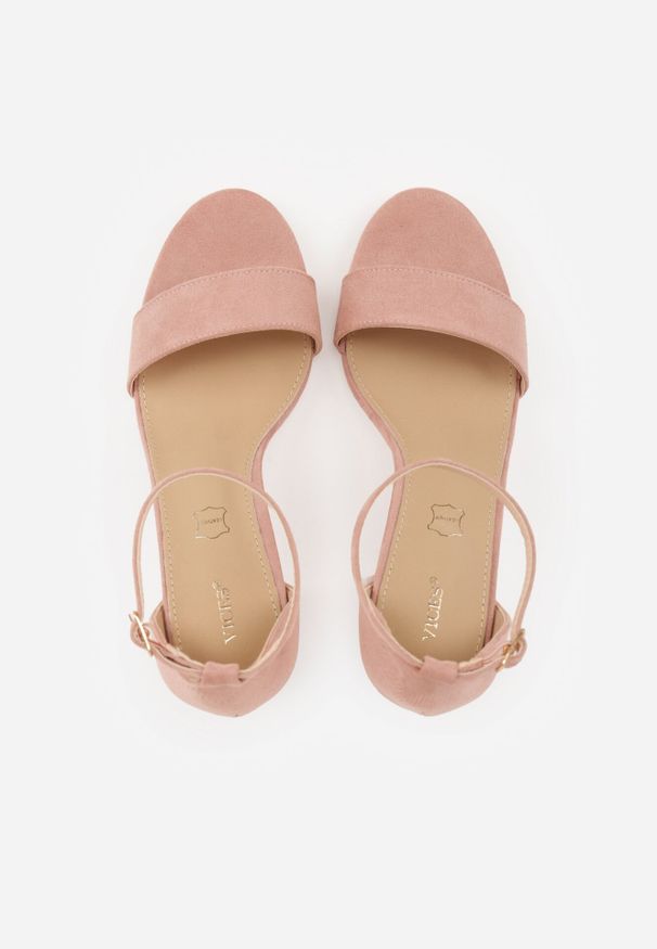 Born2be - Jasnoróżowe Sandały Vices na Obcasie ze Skórzaną Wkładką Lishiria. Okazja: na wesele, na ślub cywilny. Zapięcie: sprzączka. Kolor: różowy. Materiał: skóra. Obcas: na obcasie. Styl: klasyczny, elegancki. Wysokość obcasa: średni