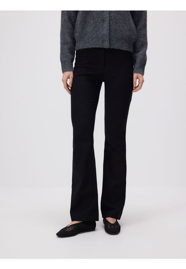 Reserved - Spodnie flare z wiskozą - czarny. Kolor: czarny. Materiał: wiskoza