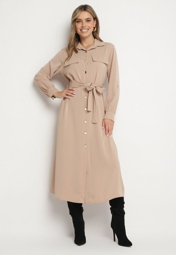 Born2be - Beżowa Koszulowa Sukienka z Podpinanymi Rękawami i Dodatkowym Wiązanym Paskiem Ivandria. Okazja: na co dzień. Kolor: beżowy. Typ sukienki: koszulowe. Styl: casual, klasyczny