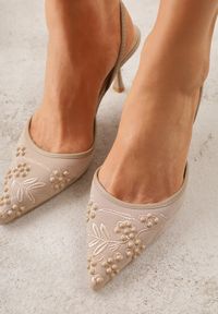 Renee - Ciemnobeżowe Sandały na Szpilce Ozdobione Haftowanym Wzorem i Koralikami Sametis. Kolor: beżowy. Materiał: satyna. Wzór: aplikacja, haft. Obcas: na szpilce #4