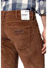 Wrangler - WRANGLER SPODNIE MĘSKIE GREENSBORO RUSSET BROWN W15QA2XMA. Materiał: sztruks