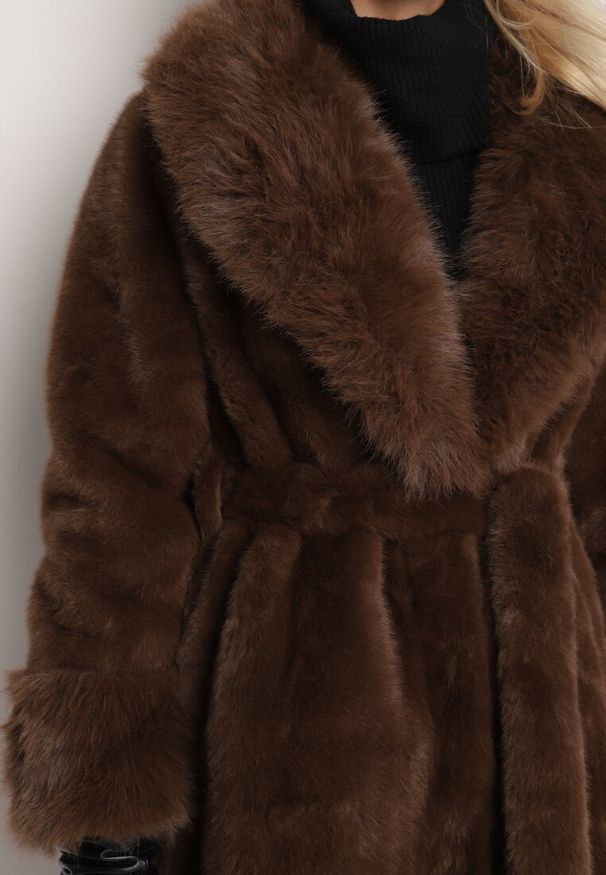 Born2be - Brązowy Futerkowy Płaszcz z Szerokim Kołnierzem i Mankietami z Wiązanym Paskiem Viaruna. Okazja: na co dzień, na imprezę. Kolor: brązowy. Materiał: dzianina. Długość rękawa: długi rękaw. Długość: długie. Styl: casual, elegancki