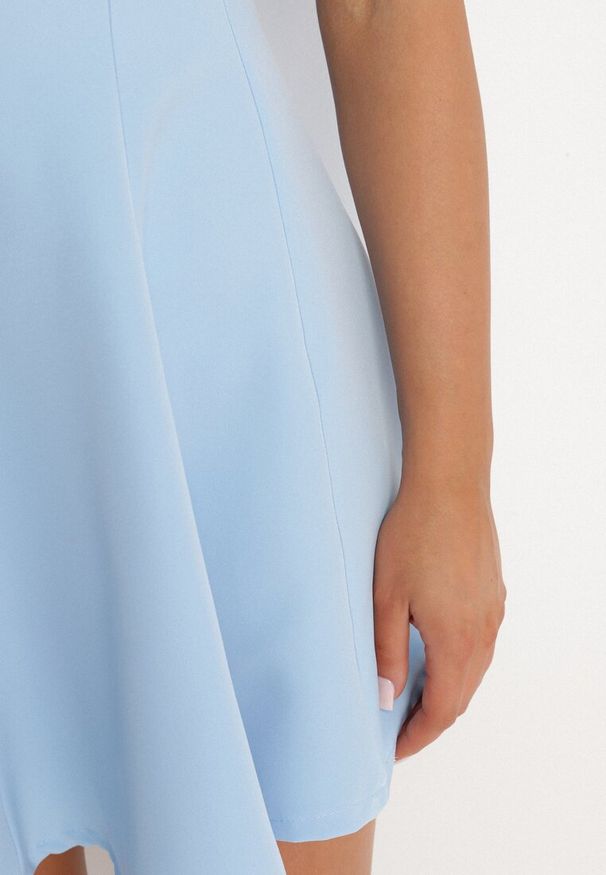 Born2be - Jasnoniebieska Rozkloszowana Sukienka z Krótkim Rękawem i Ozdobnymi Przeszyciami Meporea. Okazja: na co dzień. Kolor: niebieski. Długość rękawa: krótki rękaw. Styl: casual, klasyczny, elegancki