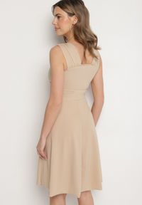 Born2be - Beżowa Koktajlowa Sukienka na Ramiączkach z Kopertowym Dekoltem i Falbanką Omemia. Kolor: beżowy. Długość rękawa: na ramiączkach. Typ sukienki: kopertowe. Styl: wizytowy #4