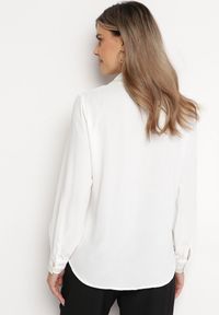 Born2be - Biała Koszula z Biżuteryjnymi Guzikami i Eleganckimi Lamówkami Athehir. Kolor: biały. Styl: elegancki #5