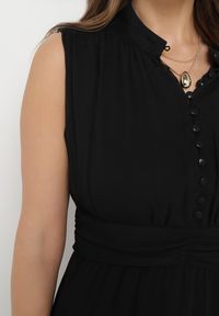 Born2be - Czarna Sukienka Długa Rozkloszowana z Powlekanymi Guzikami Ingridesa. Kolor: czarny. Długość: maxi #6