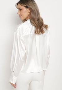Born2be - Biała Koszula Oversize Ozdobiona Metaliczną Nicią Ivenna. Kolor: biały. Wzór: aplikacja #3