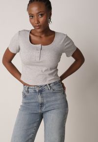 Born2be - Szary Prążkowany Top Bawełniany z Guzikami przy Dekolcie Nedera. Okazja: na co dzień. Kolor: szary. Materiał: prążkowany, bawełna. Styl: casual, klasyczny #1