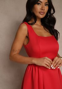 Renee - Czerwona Sukienka o Rozkloszowanym Kroju na Szerokich Ramiączkach Retelina. Okazja: na randkę, na imprezę, na wesele, na ślub cywilny. Typ kołnierza: dekolt kwadratowy. Kolor: czerwony. Długość rękawa: na ramiączkach. Styl: elegancki #3