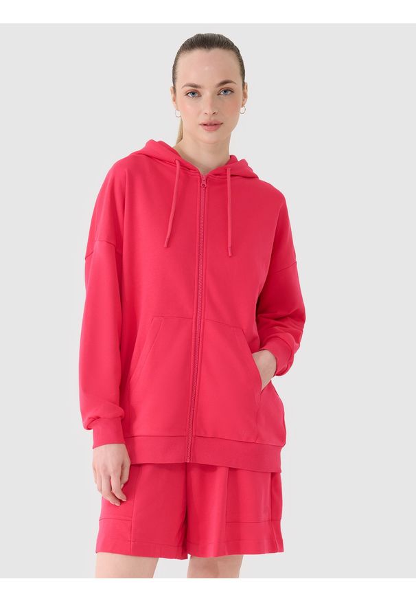 4f - 4F Bluza dresowa rozpinana z kapturem damska - różowa S. Okazja: na co dzień. Typ kołnierza: kaptur. Kolor: różowy. Materiał: dresówka. Wzór: ze splotem, gładki. Styl: sportowy, casual