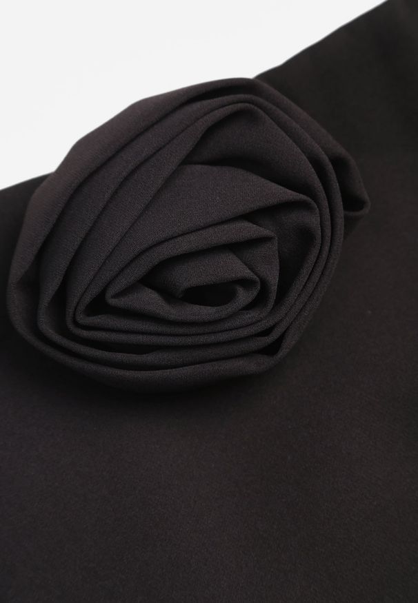 Renee - Czarne Spódnico-Spodenki Mini z Zakładką i Aplikacją w Kształcie Róży Pholia. Okazja: na co dzień. Kolor: czarny. Wzór: aplikacja. Styl: casual, elegancki