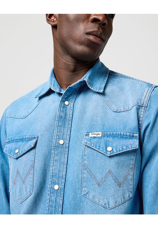 Wrangler - MESKA KOSZULA JEANSOWA WRANGLER WESTERN SHIRT MID LIGHT WASH 112362744. Materiał: jeans. Wzór: ze splotem. Styl: elegancki, klasyczny, wizytowy