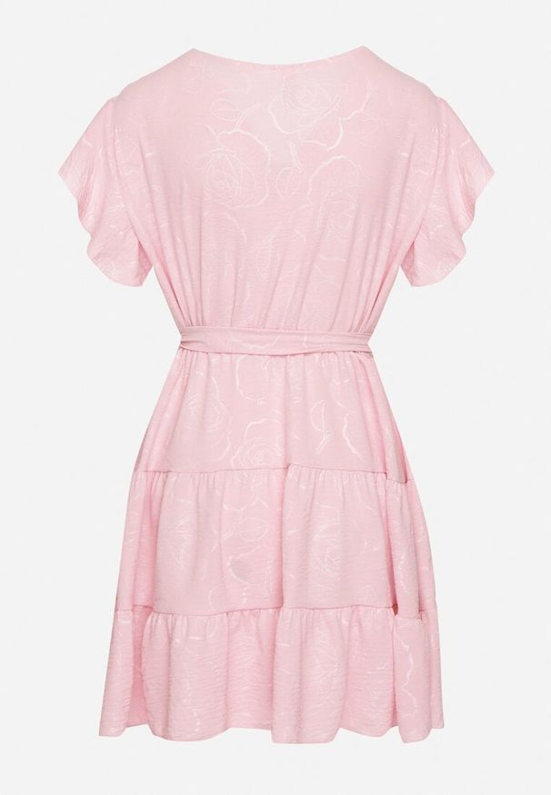 Born2be - Różowa Kopertowa Sukienka Ozdobiona Falbanami i Paskiem Liliessa. Okazja: na co dzień. Typ kołnierza: dekolt w kształcie V. Kolor: różowy. Wzór: aplikacja. Typ sukienki: kopertowe. Styl: casual, elegancki, klasyczny