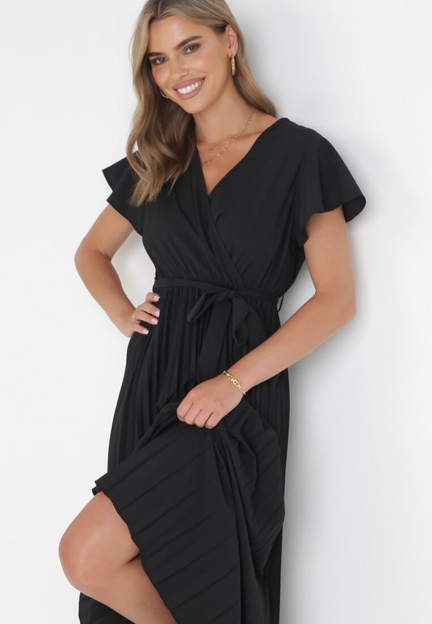 Born2be - Czarna Elegancka Sukienka Maxi w Plisy z Kopertowym Dekoltem i Wiązaniem Thessi. Kolor: czarny. Sezon: lato. Typ sukienki: kopertowe. Styl: elegancki. Długość: maxi