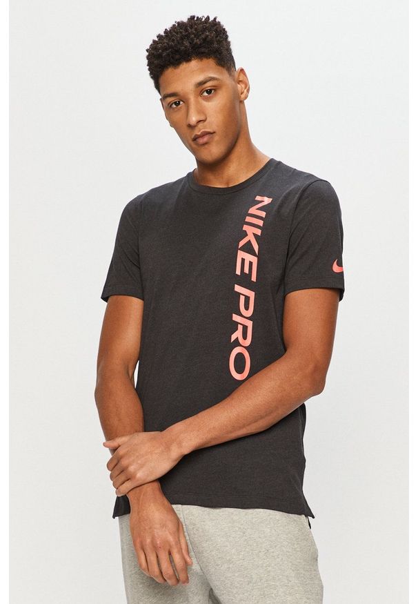 Nike - T-shirt. Okazja: na co dzień. Kolor: czarny. Materiał: tkanina, dzianina, skóra, włókno. Wzór: nadruk. Styl: casual