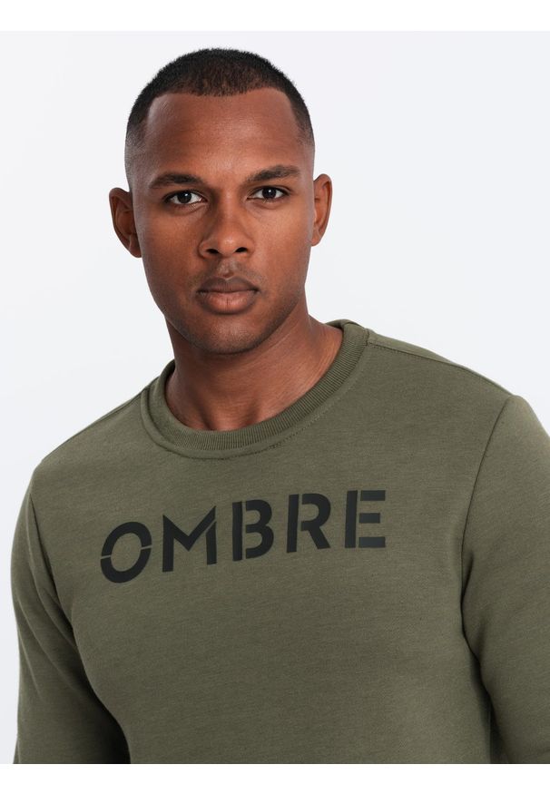 Ombre Clothing - Klasyczna bluza męska dresowa z napisem – ciemnooliwkowa V2 - Rozmiar: XL. Okazja: na co dzień. Kolor: oliwkowy. Materiał: dresówka. Wzór: napisy. Styl: klasyczny