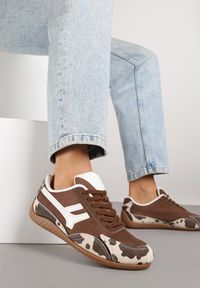 Born2be - Brązowe Sneakersy w Łaty Ozdobione Geometrycznym Wzorem Arulia. Okazja: na co dzień, na spacer. Kolor: brązowy. Materiał: jeans. Wzór: aplikacja, geometria. Sport: turystyka piesza #5