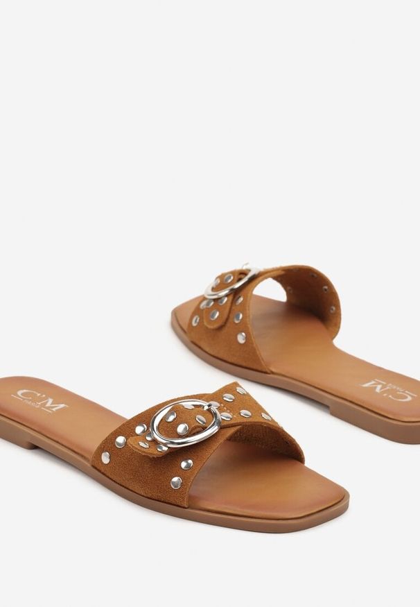 Born2be - Jasnobrązowe Klapki Ozdobione Nitami i Klamrami Elritin. Okazja: na co dzień. Kolor: brązowy. Wzór: aplikacja. Styl: elegancki, klasyczny, casual