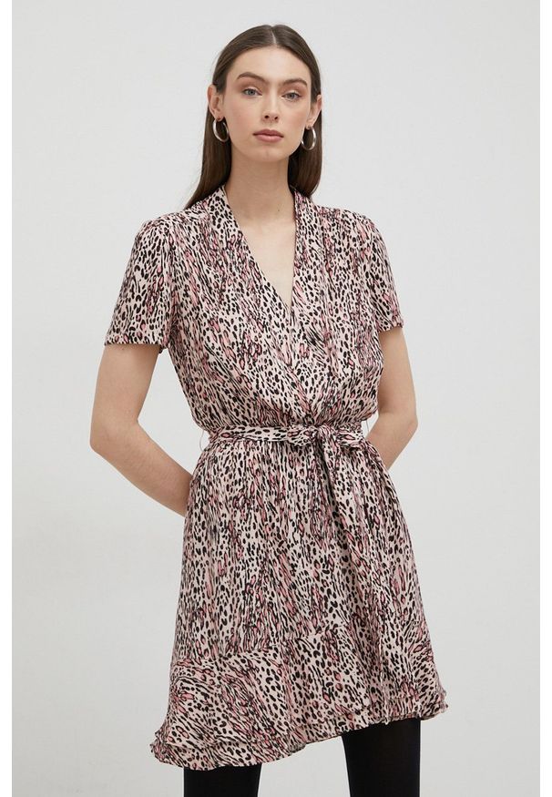 Guess sukienka kolor różowy mini rozkloszowana. Kolor: różowy. Materiał: materiał. Długość rękawa: krótki rękaw. Typ sukienki: asymetryczne, rozkloszowane. Długość: mini