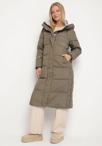 Born2be - Ciemnozielona Długa Kurtka Pikowana z Kapturem i Bocznymi Suwakami Aruvitta. Okazja: na co dzień. Typ kołnierza: kaptur. Kolor: zielony. Materiał: poliester, dresówka, jeans, zamsz. Długość: długie. Wzór: ze splotem. Styl: sportowy, casual, elegancki #1